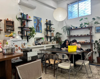 Review quán cafe theo tông trắng chân ái cho mọi người