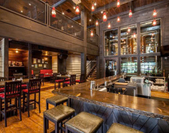 Mẫu thiết kế nhà hàng gỗ Rustic đẹp, ấn tượng với ánh sáng vàng ấm áp