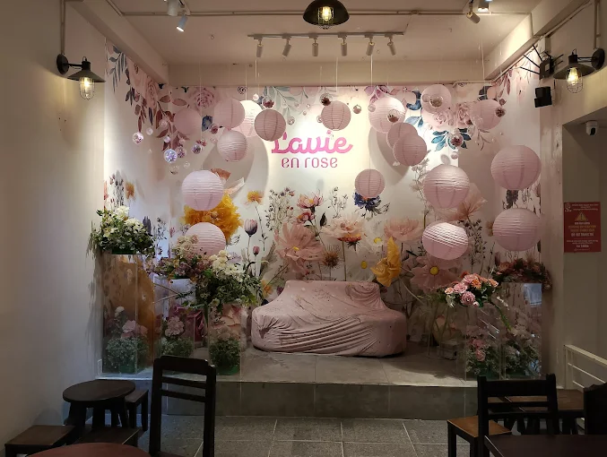 Review các quán cafe thay đổi phong cách theo mùa tại Sài Gòn  9