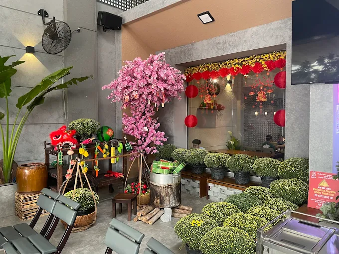 Review các quán cafe thay đổi phong cách theo mùa tại Sài Gòn  7