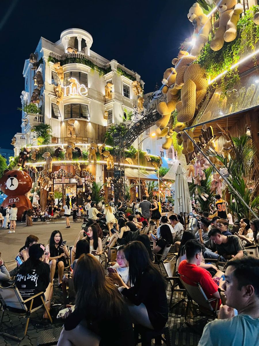 Bạn trẻ ngồi uống cafe gấu bông