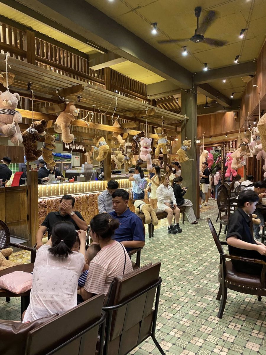 không gain bên trong quán cafe