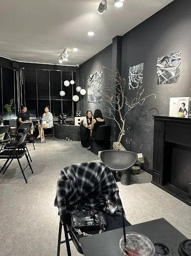 Nhũng quán cafe tông đen huyền bí 18