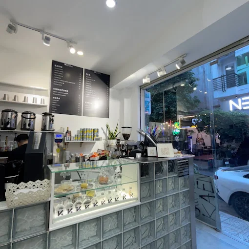 Nhũng quán cafe tông đen huyền bí 9