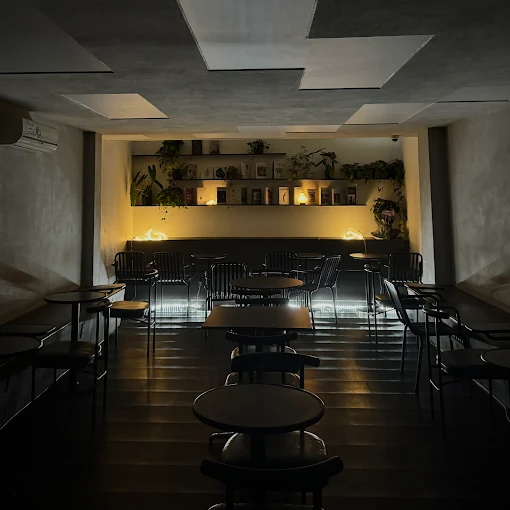 Nhũng quán cafe tông đen huyền bí 1