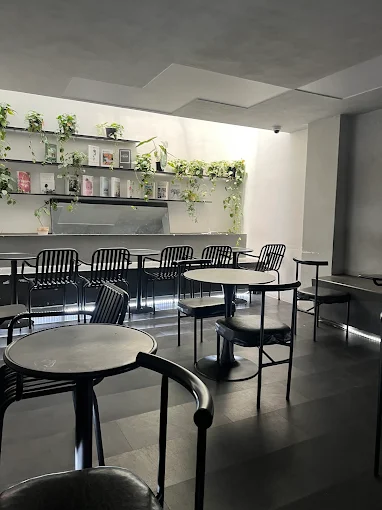 Nhũng quán cafe tông đen huyền bí 6