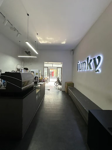 Nhũng quán cafe tông đen huyền bí 5