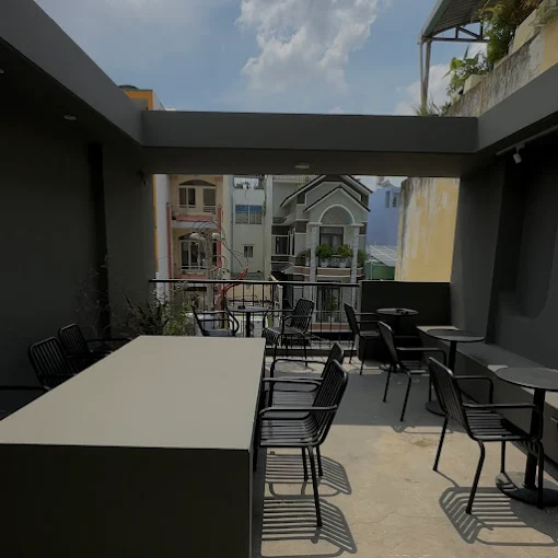 Nhũng quán cafe tông đen huyền bí 7