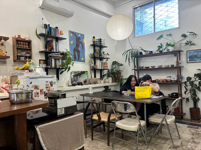 Review quán cafe theo tông trắng chân ái cho mọi người 4