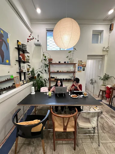 Review quán cafe theo tông trắng chân ái cho mọi người 8