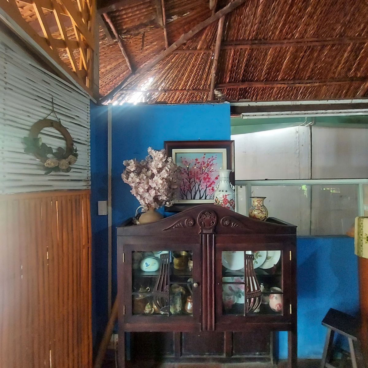 Tủ 2 cánh gỗ trưng bày bình hoa, chén xưa