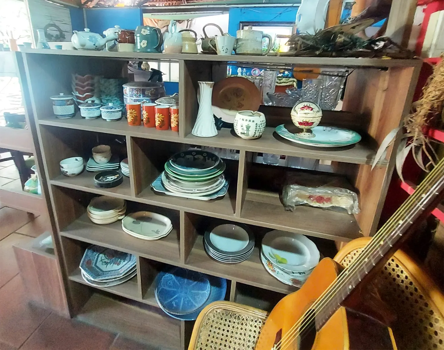 Kẹ trưng bài chén, bình hoa